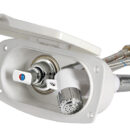 Doccia in plastica con testa cromata, vano di alloggiamento bianco in ASA UV resistente. Completa di rubinetto miscelatore acqua calda/ fredda. Montaggio in piano o a parete.