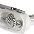 Doccia in ottone cromato, vano di alloggiamento bianco in ASA UV resistente. Completa di rubinetto miscelatore acqua calda/fredda. Montaggio in piano o a parete.