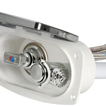 Doccia in ottone cromato, vano di alloggiamento bianco in ASA UV resistente. Completa di rubinetto miscelatore acqua calda/fredda. Montaggio in piano o a parete.