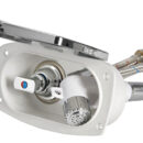 Doccia in plastica con testa cromata, vano di alloggiamento bianco in ASA UV resistente. Completa di rubinetto miscelatore acqua calda/ fredda. Montaggio in piano o a parete.