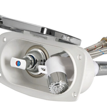 Doccia in plastica con testa cromata, vano di alloggiamento bianco in ASA UV resistente. Completa di rubinetto miscelatore acqua calda/ fredda. Montaggio in piano o a parete.