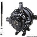 Costituita da due pompe MKV abbinate. Maniglia sfilabile. Versione per il montaggio a scomparsa dietro paratia, con botolina (da ordinare separatamente). Togliendo i raccordi all’entrata, potete praticamente avere due pompe separate ed aspirare da due diverse sentine, anche se una é asciutta.