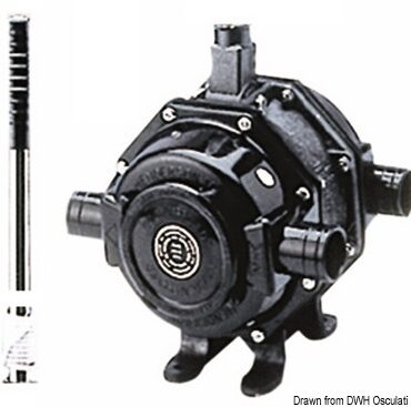 Costituita da due pompe MKV abbinate. Maniglia sfilabile. Versione per il montaggio a scomparsa dietro paratia, con botolina (da ordinare separatamente). Togliendo i raccordi all’entrata, potete praticamente avere due pompe separate ed aspirare da due diverse sentine, anche se una é asciutta.