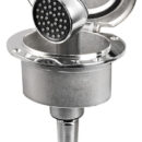 Vano doccia in acciaio inox AISI 316 con sportello autoreggente. Dotato di doccia Keji II Continuum Flow con testa maggiorata e boccola interna in gomma antivibrante.