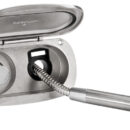 Vano doccia in acciaio inox AISI 316 con sportello autoreggente/frizionato. Doccetta Tiger in acciaio inox. Boccola interna antivibrante. Miscelatore a pomello cilindrico.