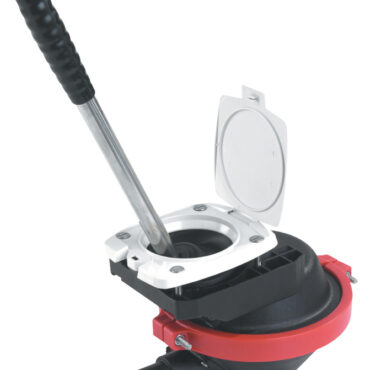 Per montaggio a scomparsa. Ideale per installazioni in spazi limitati, dispone delle bocche di entrata e di uscita ruotabili in ogni direzione, unitamente alla carcassa inferiore. Adatta anche per travaso gasolio. Costruita in polipropilene con rinforzi in fibra di vetro e nylon 66. Completa di maniglia e botolina a scatto.