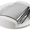 Doccia con miscelatore integrato, estetica flat, a scomparsa, installazione orizzontale o verticale.Vano doccia provvisto di una guarnizione antivibrante.Regolazione dell’acqua calda e fredda gestita tramite la rotazione del corpo della doccetta, mentre il flusso è regolato da un bottone push lock che consente di bloccare il getto d’acqua ed evitare sprechi.Il miscelatore incorporato permette una regolazione precisa della temperatura e di mantenerla tra un'apertura e l'altra.