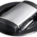 Doccia con miscelatore integrato, estetica flat, a scomparsa, installazione orizzontale o verticale.Vano doccia provvisto di una guarnizione antivibrante.Regolazione dell’acqua calda e fredda gestita tramite la rotazione del corpo della doccetta, mentre il flusso è regolato da un bottone push lock che consente di bloccare il getto d’acqua ed evitare sprechi.Il miscelatore incorporato permette una regolazione precisa della temperatura e di mantenerla tra un'apertura e l'altra.