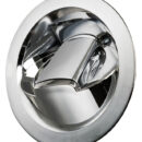 Doccia Saturn solo fredda, estetica flat , a scomparsa, installazione orizzontale o verticale.Vano doccia provvisto di una guarnizione antivibrante.Regolazione del flusso d’acqua tramite bottone push lock che consente di bloccare il getto d’acqua.