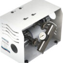 Versione "doppia" con due pompe a controllo elettronico, che lavorano in parallelo.Se una pompa si guasta, il servizio idrico non viene interrotto grazie alla presenza della seconda pompa.Velocità motore in relazione alla portata richiesta. Consumi e rumorosità ridotti.Eliminano il vaso di espansione.Autoprotette contro sovraccarichi di tensione e funzione blocco per “fine acqua”.Lo stato di esercizio della pompa è monitorabile attraverso 2 led luminosi.