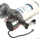 Autoadescante con ingranaggi in PEEK elicoidali.Controllo costante di pressione, corrente e voltaggio.Arresto automatico in caso di fine liquidoCorpo in ottone nichelato, albero in acciaio inossidabile, tenute in FKM.Il motore gira progressivamente fino a raggiungere la portata richiesta garantendo cicli di lavoro prolungati, maggiore silenziosità ed ottimizzazione dei consumi.La pompa è protetta da cortocircuiti e sovratensioni.Dopo 1 minuto e mezzo di operatività senza acqua la pompa va in protezione.