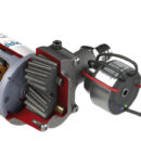 Autoadescante con ingranaggi in PEEK elicoidali.Controllo costante di pressione, corrente e voltaggio.Arresto automatico in caso di fine liquidoCorpo in ottone nichelato, albero in acciaio inossidabile, tenute in FKM.Il motore gira progressivamente fino a raggiungere la portata richiesta garantendo cicli di lavoro prolungati, maggiore silenziosità ed ottimizzazione dei consumi.La pompa è protetta da cortocircuiti e sovratensioni.Dopo 1 minuto e mezzo di operatività senza acqua la pompa va in protezione.