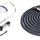 Kit ideale per operazioni di lavaggio ponte con acqua salata e dolce.Composto da :- elettro-pompa auto-adescante ad alta pressione con controllo elettronico, dotata di ingranaggi elicoidali in PEEK;- 15 m di tubo allungabile;- pistola a spruzzo con connessione a scatto, blocco del getto, valvola di ritegno e grilletto con regolazione del flusso.