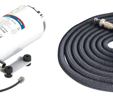 Kit ideale per operazioni di lavaggio ponte con acqua salata e dolce.Composto da :- elettro-pompa auto-adescante ad alta pressione con controllo elettronico, dotata di ingranaggi elicoidali in PEEK;- 15 m di tubo allungabile;- pistola a spruzzo con connessione a scatto, blocco del getto, valvola di ritegno e grilletto con regolazione del flusso.