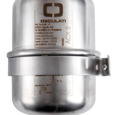 Atto ad evitare la caratteristica pulsazione quando i rubinetti non sono aperti al massimo e l’aumento di volume dell’acqua calda negli scaldabagni. Carcassa in acciaio inox lucidato, membrana in butile.