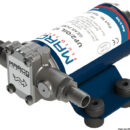 Elettropompa ad ingranaggi in bronzo per travaso di oli lubrificanti o di liquidi viscosi. L’aspirazione avviene attraverso il foro dell’asta di livello; completa di due portagomma per tubo da 14 mm interno e raccordo supplementare rapido a scatto per tubo aspirazione dell’astina livello. Adatta allo svuotamento dei carter dei motori utilizzando l'apposito kit tubi. Corpo in ottone nichelato, alberino in acciaio inox.