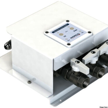 Sistema cambio olio elettronico di dimensioni compatte per installazione fissa su imbarcazioni. Consente lo svuotamento e il riempimento dell'olio per tutte le utenze di bordo quali i generatori, motori, trasmissioni e passerelle.Il controllo elettronico regola la velocità del motore della pompa in base alla viscosità / temperatura dell'olio, inoltre aumenta il numero di giri nella fase di adescamento per una massima aspirazione.Il sistema va in blocco automatico in caso di fine liquido, cortocircuito e dopo 30 min. di operatività.