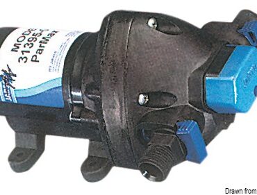 Versione a 3 valvole, può girare a secco senza rovinarsi. Molto silenziosa, controllo di smorzamento delle pulsazioni tramite by-pass.Complete di 4 raccordi, 2 da 1/2" filettati + 2 da 14 mm con portagomma da 1/2",e di filtro di aspirazione.