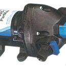 Versione a 3 valvole, può girare a secco senza rovinarsi. Molto silenziosa, controllo di smorzamento delle pulsazioni tramite by-pass.Complete di 4 raccordi, 2 da 1/2" filettati + 2 da 14 mm con portagomma da 1/2",e di filtro di aspirazione.