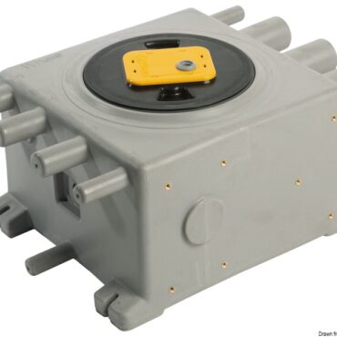 Il pozzetto ha sensori integrati per il controllo automatico della pompa e gestisce in modo affidabile i rifiuti tipici della doccia / della cucina fino a 90°C anche in complessi sistemi di scarico multipli.Il coperchio a tripla guarnizione antispruzzo, stampato in polipropilene-vetro, integra l'elettronica isolandola dal contatto con l’acqua. Nessuna parte mobile è incline a bloccarsi nel tempo.Il serbatoio ha base convessa per il massimo svuotamento e portagomma presagomati per la precisione nella perforazione.È possibile installare le pompe “Gulper” direttamente sul pozzetto seguendo la guida di installazione stampata sul serbatoio. I pozzetti si abbinano all’intera serie Gulper, pompe consigliate nello schema in calce.L’altezza del sensore rispetto alla porta di uscita è ottimizzata per eliminare il rumore di aspirazione tipico degli altri pozzetti sul mercato.Il modello da 20 litri offre il 25% in più di capacità con un doppio sensore che consente di installare una pompa aggiuntiva, che interviene in caso di grandi flussi in entrata, o di montare un allarme di alto livello.