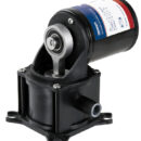 Piastre in acciaio inox, parti in plastica e nylon antiurto, parti in gomma in speciale tessuto gommato resistente a qualsiasi sostanza.Stagne in accordo con ISO 8846 (possono essere montate nel vano motore), complete di filtro.