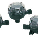 Versione A: con raccordi a squadra e innesto a scatto direttamente sull’ingresso pompa FLOJET. Rete da 40 mesh indicata per acque chiare e usi generici.Versione B: con raccordi in linea e supporto per eventuale fissaggio. Universale per qualsiasi pompa o autoclave.