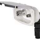 Presenta un connettore a scatto per prelevare acqua dalla rete di bordo, completo di riduttore per immettere acqua dalla banchina. Il collegamento al tubo dell’acqua di banchina avviene tramite un raccordo a scatto tipo giardinaggio (vedi codice 36.189.02). Filetto di uscita 3/4" maschio. I riduttori di pressione equipaggiati con riduttore in plastica come questo non abbassano la pressione, ma ne limitano la portata. Questo consente all'acqua di entrare nell'impianto lentamente, in pochi minuti, evitando stress sulle tubazioni. Se l'impianto rimane collegato alla banchina, la pressione si allinea a quella di terra.