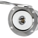 Si collega alla rete idrica di bordo (acqua dolce) o alla pompa Washdown (acqua salata) e mantiene in pressione la linea. Il tubo di lavaggio si innesta a scatto nella presa e fa automaticamente partire la pompa.Vano in acciaio inox 316, sportello autoreggente.