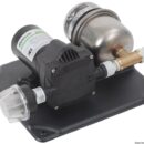 Il sistema è composto da un'autoclave a 4 valvole con collegato un vaso d'espansione in acciaio inox da litri 1 e filtro di aspirazione. Base in robusto ABS 280 x 260 mm. Fissaggio tramite 4 gommini antivibranti. Raccordi rapidi 15 mm di entrata e uscita.