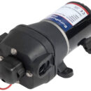 Può girare a secco senza rovinarsi. Esente da vibrazioni, molto silenziosa.Bypass interno che salvaguardia la pompa da eccessiva pressione in entrata.Motore a magneti permanenti con albero autolubrificante. Il sistema a 4 valvole evita le caratteristiche pulsazioni delle altre autoclavi, a rubinetto semiaperto.Protezione contro inversione polarità. Cuscinetti interni in acciaio inox.Completa di 4 raccordi (2 da 1/2" filettati + 1 portagomma diritto da 14 mm + 1 portagomma a 90° da 14 mm) e di filtro di aspirazione, il tutto con innesto a scatto.