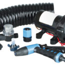 Composizione:- 1 autoclave alta pressione 4,8 bar a 5 polmoni;- 1 filtro;- 1 pistola a spruzzo;- 2 portagomma 12 mm;- 1 tubo retrattile 7,5 m.Funziona anche con acqua salina.