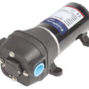 Può girare a secco senza rovinarsi. Ottima anche come pompa per scarico acque grigie dai pozzetti di raccolta e come pompa carico acqua nei WC silenziosi. Protezione contro inversione polarità. Cuscinetti interni in acciaio inox.Completa di 4 raccordi (2 da 1/2" filettati + 1 portagomma diritto da 14 mm + 1 portagomma a 90° da 14 mm) e di filtro di aspirazione, il tutto con innesto a scatto.