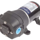 Utilizzata negli scambiatori di calore, negli impianti frigoriferi ed aria condizionata. Adatta anche come pompa di alimentazione nei desalinizzatori. Silenziosa a basso consumo. Protezione contro inversione polarità. Cuscinetti interni in acciaio inox.Completa di 4 raccordi (2 da 1/2" filettati + 1 portagomma diritto da 14 mm + 1 portagomma a 90° da 14 mm) e di filtro di aspirazione, il tutto con innesto a scatto.