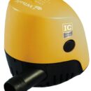 Pompa ad immersione con sensore di livello elettronico integrato. Installazione semplicissima solo due viti sul fondo e nessuna parte esterna da collegare. Corpo pompa in ABS resistente agli idrocarburi, con apertura a scatto, dimensioni compatte e grande superficie di aspirazione. Conforme ISO8849.