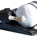 Completa di serbatoio di accumulo da 8 litri. Compatta e completa di supporto di facile installazione. Può girare a secco senza rovinarsi.