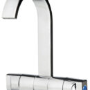 In ottone cromato. Può essere montato all'interno del lavello al fine di avere il piano completamente liscio.