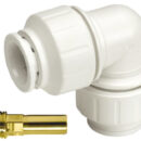 La gamma Speedfit a innesto rapido di John Guest utilizza la tecnologia data dall’azione combinata della pinzetta e della guarnizione.La pinzetta con denti in acciaio inox che aggraffa il tubo e l’O-Ring forniscono così una tenuta ermetica.