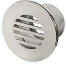 In acciaio inox AISI 316 lucidato a specchio. Griglia superiore montaggio a scatto, con ulteriore funzione di nascondere le viti di fissaggio.