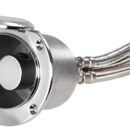 Vano doccia in acciaio inox AISI 316 e sportello autoreggente. Dotato di miscelatore a pomello cilindrico.