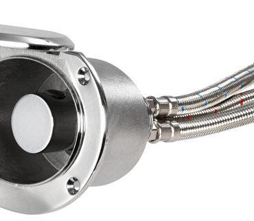 Vano doccia in acciaio inox AISI 316 e sportello autoreggente. Dotato di miscelatore a pomello cilindrico.