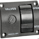 Fabbricate in ottone nichelato, passaggio totale con servomotore elettrico reversibile. Tempo di rotazione 14 secondi. Comando manuale di emergenza conformi ISO228. Complete di pannello di controllo ON-OFF a distanza e fusibile di sicurezza, comanda fino a 10 valvole contemporaneamente.