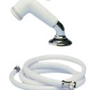 In ABS bianco complete di curvetta in ottone cromato a 45°, supporto ad incastro in ottone cromato + nylon e tubo bianco con rinforzi in poliestere. Premendo il pulsante a molla l’acqua scende, sollevandolo si ottiene un getto continuo senza più dover tenere premuto lo stesso. Molto indicato su piccole barche, o per lavelli esterni.