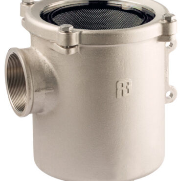 In bronzo nichelato con disco in policarbonato; modello a tazza con una bocca laterale ed una sul fondello.Elemento filtrante in acciaio inox AISI 316L e guarnizioni in neoprene.