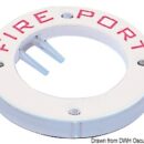 Conforme alla direttiva 2013/53/UE e costruito in accordo alla ISO 9094-2.Permette di accedere al vano motore con un estintore, senza aprire il vano. Il foro é chiuso da una membrana in PVC stagna, a sfondamento.