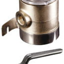 Modello a tazza con una bocca laterale ed una sul fondo. In ottone nichelato con elemento filtrante interno in acciaio inox e coperchio a vite trasparente in policarbonato. Fascia di supporto girevole in acciaio inox. La chiave ottagonale tipo "winch" per una facile apertura del coperchio è inclusa.