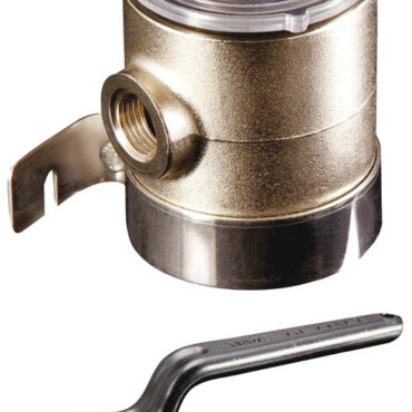 Modello a tazza con una bocca laterale ed una sul fondo. In ottone nichelato con elemento filtrante interno in acciaio inox e coperchio a vite trasparente in policarbonato. Fascia di supporto girevole in acciaio inox. La chiave ottagonale tipo "winch" per una facile apertura del coperchio è inclusa.