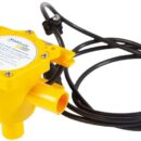 Questo raccordo può essere utilizzato per collegare due scarichi alla stessa pompa direttamente senza serbatoio acque grigie, contiene al suo interno un interruttore a sensore di campo che fa accendere la pompa appena uno dei due scarichi immette acqua, si collega alla pompa Gulper IC mediante cavo lungo 4 metri e spinotto rapido stagno. Connessioni da 25 mm, montaggio a paratia o sottopiano. Nessuna parte usurabile, nessuna pulizia necessaria.