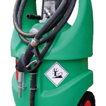 Dotati di ruote pneumatiche. Adatte agli spostamenti su qualsiasi superficie. La struttura priva di angoli e con nervature rinforzate conferisce a questo prodotto una elevata robustezza. Sono dotati di tappo di riempimento con sfiato integrato e di valvola a sfera di sicurezza. Trasportabili in macchina sia in orizzontale che verticale. ADR permette di trasportare n. 4 x 55 litri oppure n. 3 x 110 litri per autovettura.Attrezzati con:- pompa rotativa manuale in alluminio;- 3 m di tubo per benzina;- pistola ad arresto manuale. Disponibili su richiesta anche con pompa elettrica a 12 V.