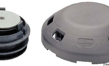 Realizzato in plastica rinforzata, permette il ricambio d'aria senza infiltrazione d'acqua. Può essere installato sull'acrilico dei boccaporti o anche sulla coperta. Modello universale. Conforme alla CE ISO 12216:2003.