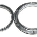 In acciaio inox lucidati a specchio, completi di contro ghiera di battuta. Chiusura a scatto a perfetta tenuta.